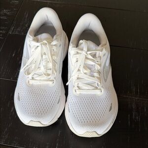 White Brooks Adrenaline GTS 23